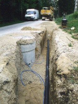 Trench with vacuum pipe, valve chamber and monitoring cable, Chappes, France